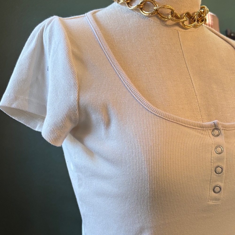 Madewell Cream Ribbed Scoop Neck Crop Top with Snap Detail - Picture 3 of 10